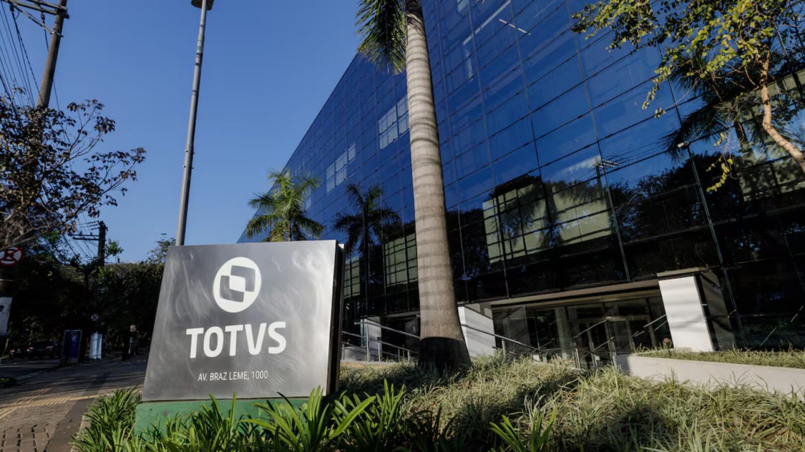 Foto do prédio da totvs com a logo da empresa.