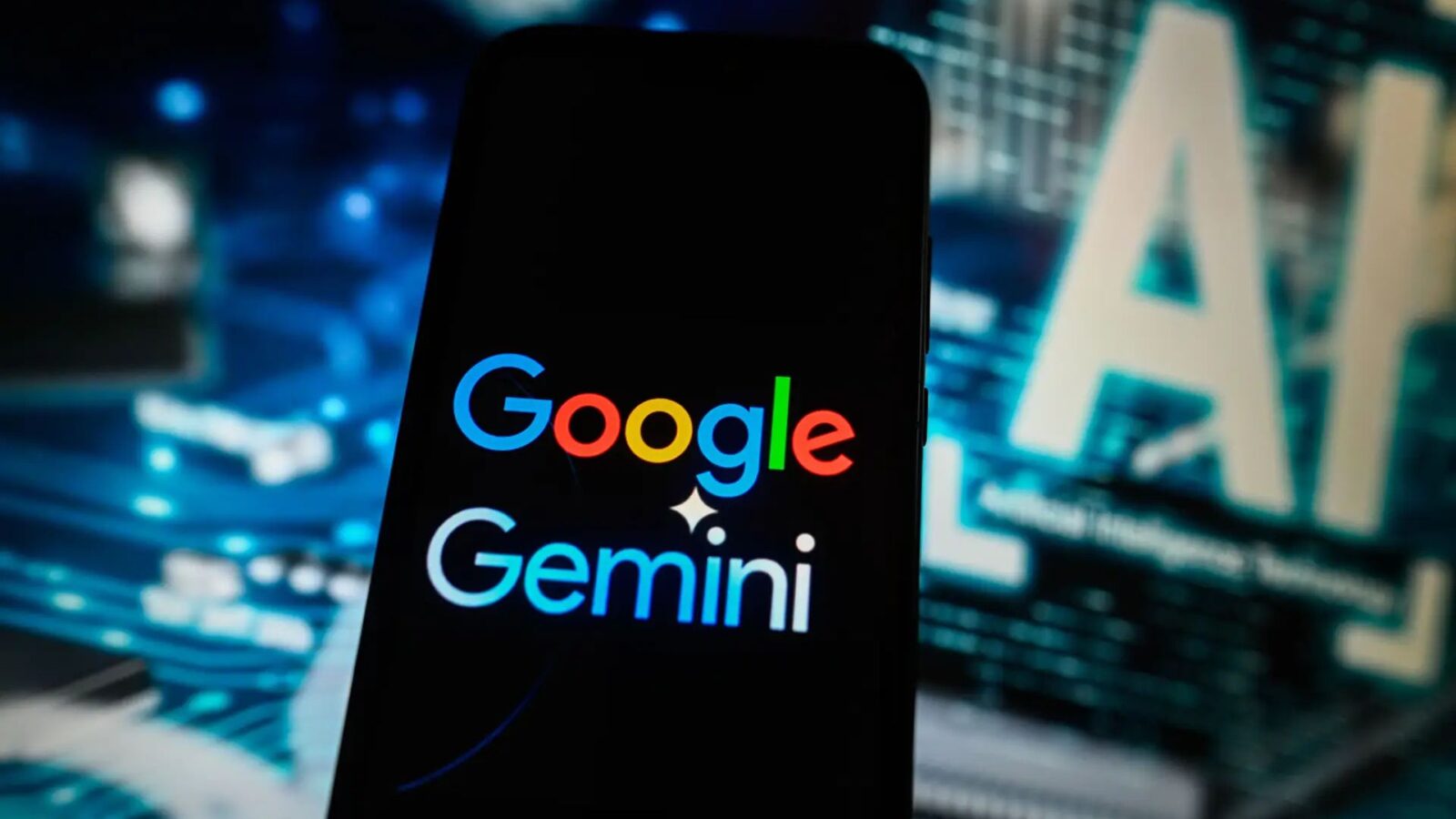 Celular com a logo google e gemini em evidencia.